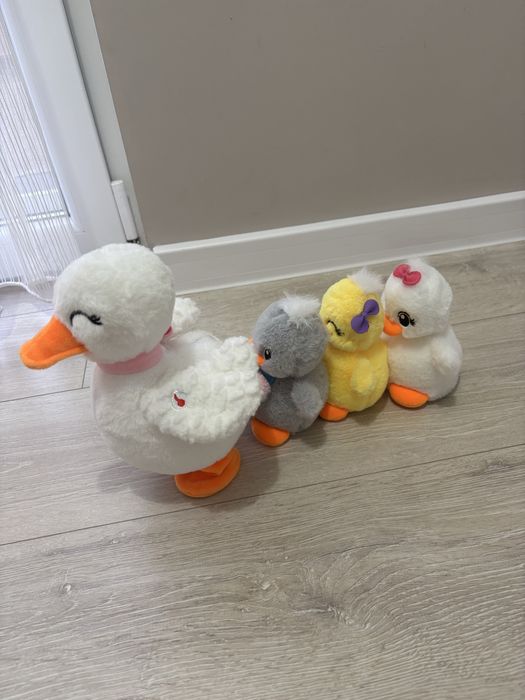 Мама патица с 3 патенца пееща