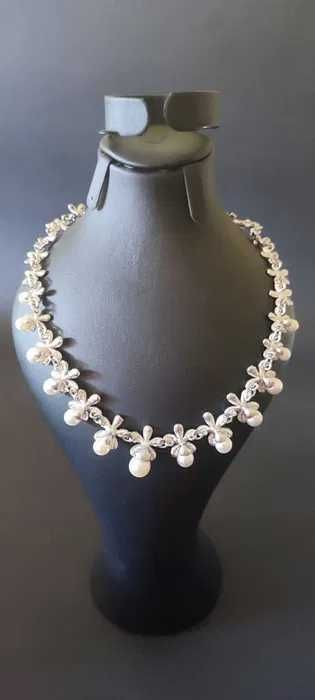 Красивое колье с камнями Сваровски