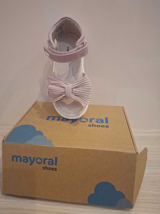 Обувки за момиченце.