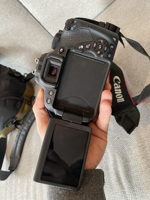 Фотоапарат Canon EOS 700D