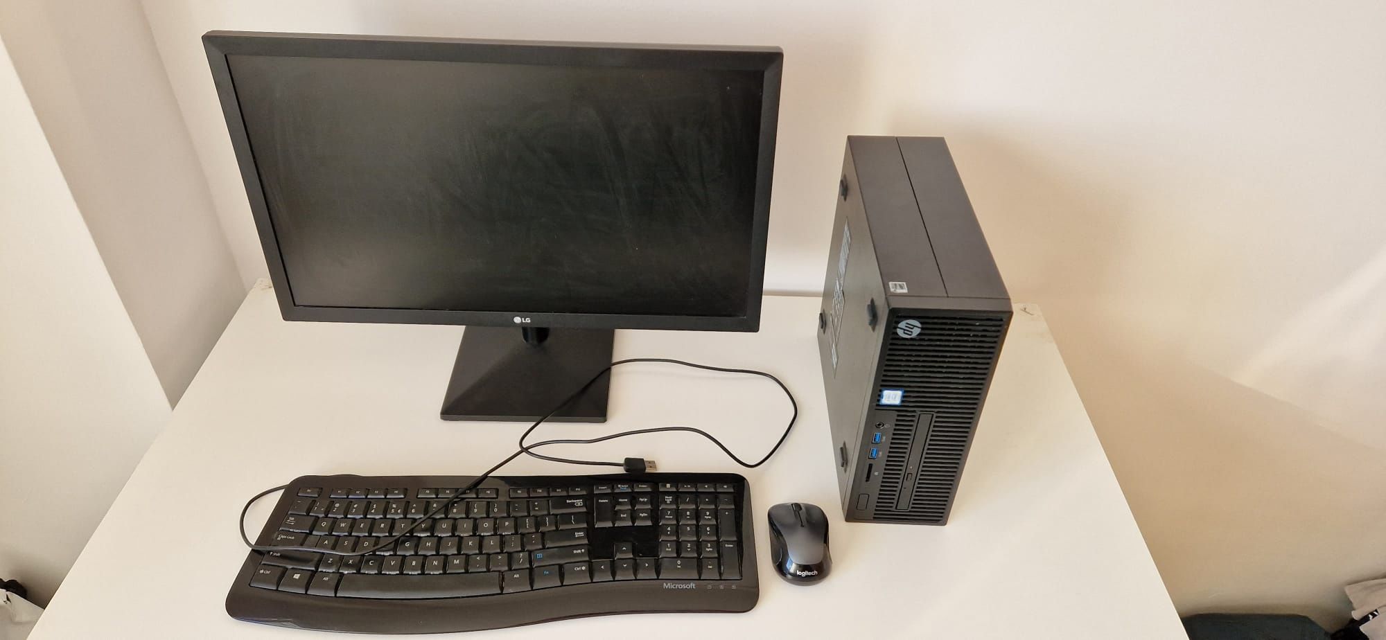 PC HP Sff ,Monitor LG 22 in , monitor și tastatura