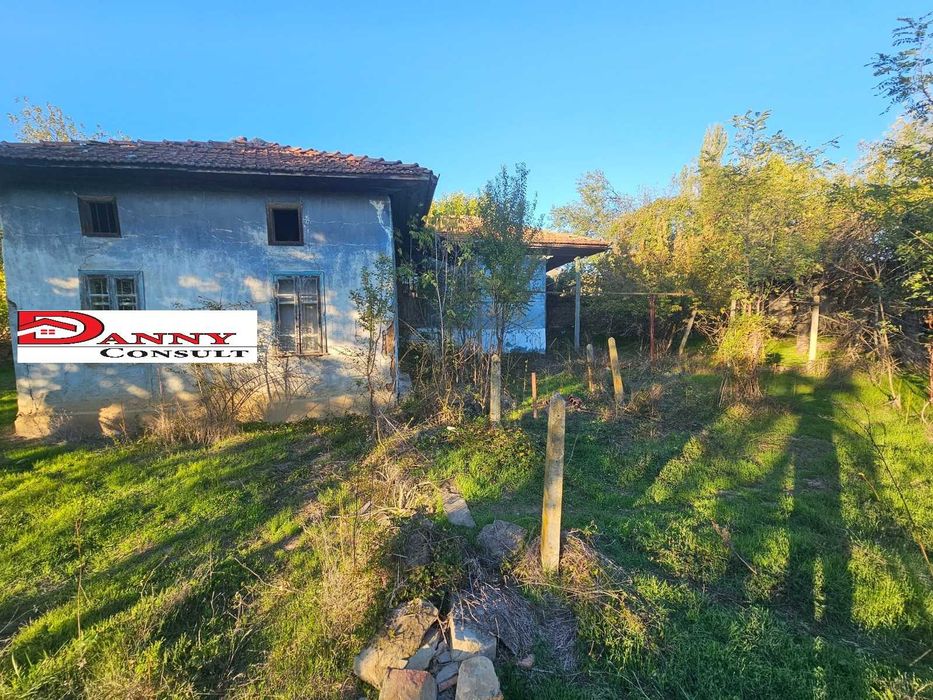 Стара къща с двор в с. Благоево - общ. Стражица