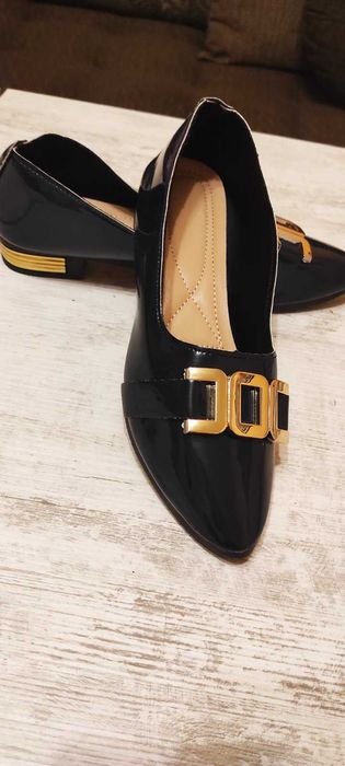 Продавам нови дамски обувки