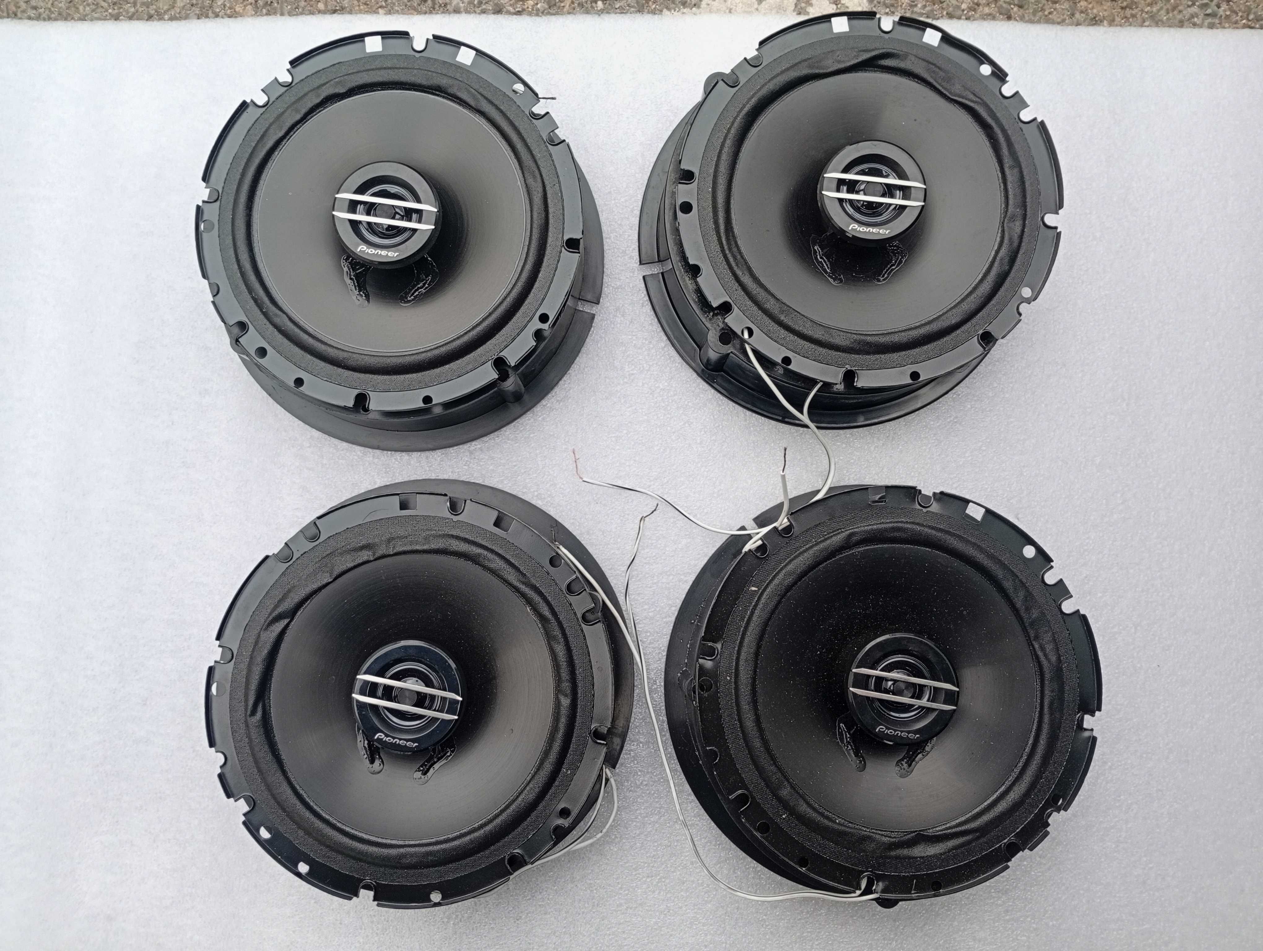 Продавам авто говорители Pioneer с фланци