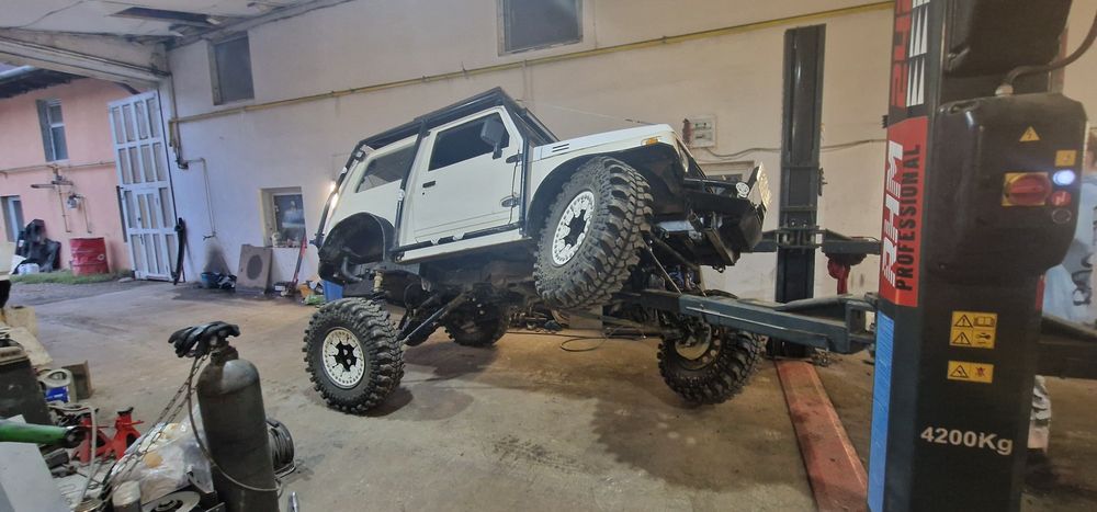 Suzuki samurai offroad