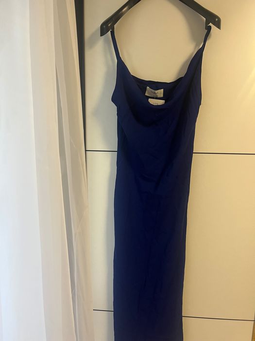 Дълга синя рокля