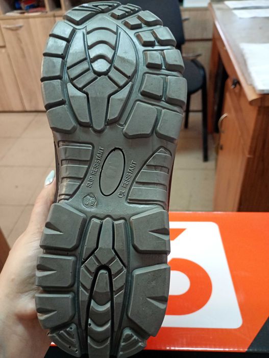 Чисто нови работни дамски обувки