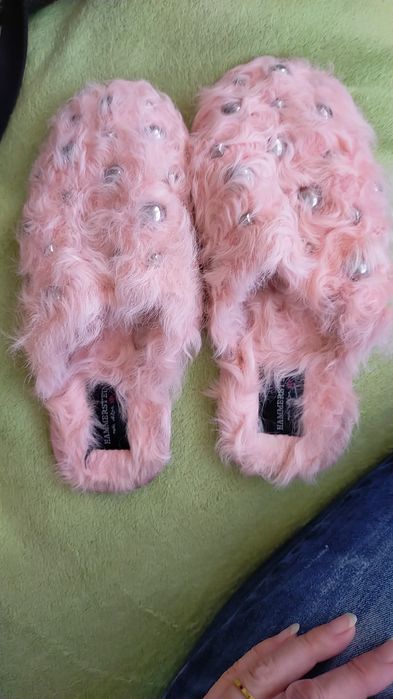 Продам тапочки натуральный мех, подошва нестерайка.
