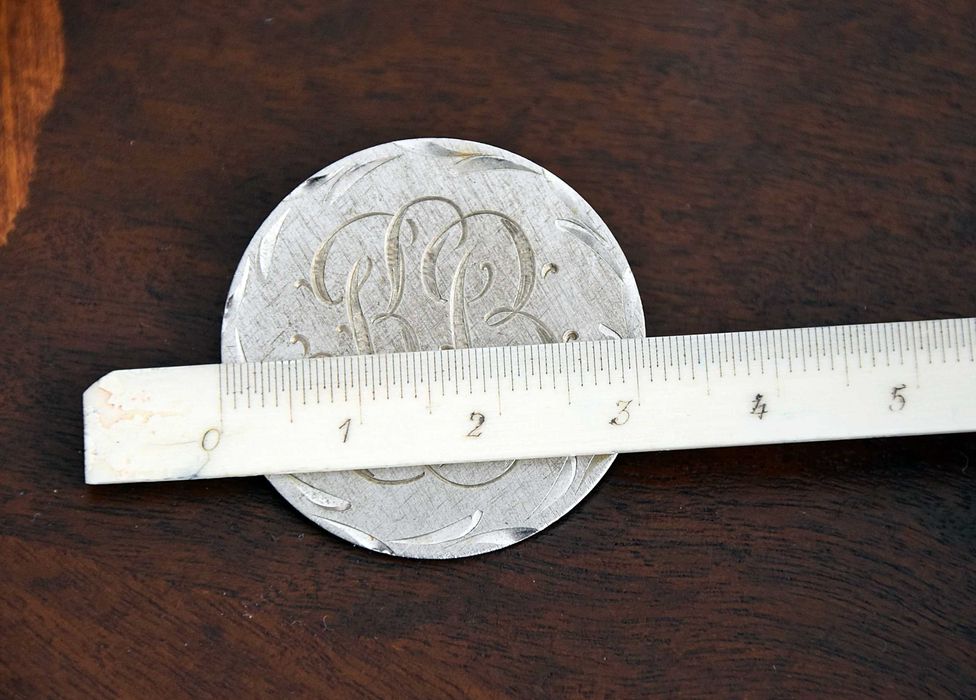 Brosa vintage de argint monogramata