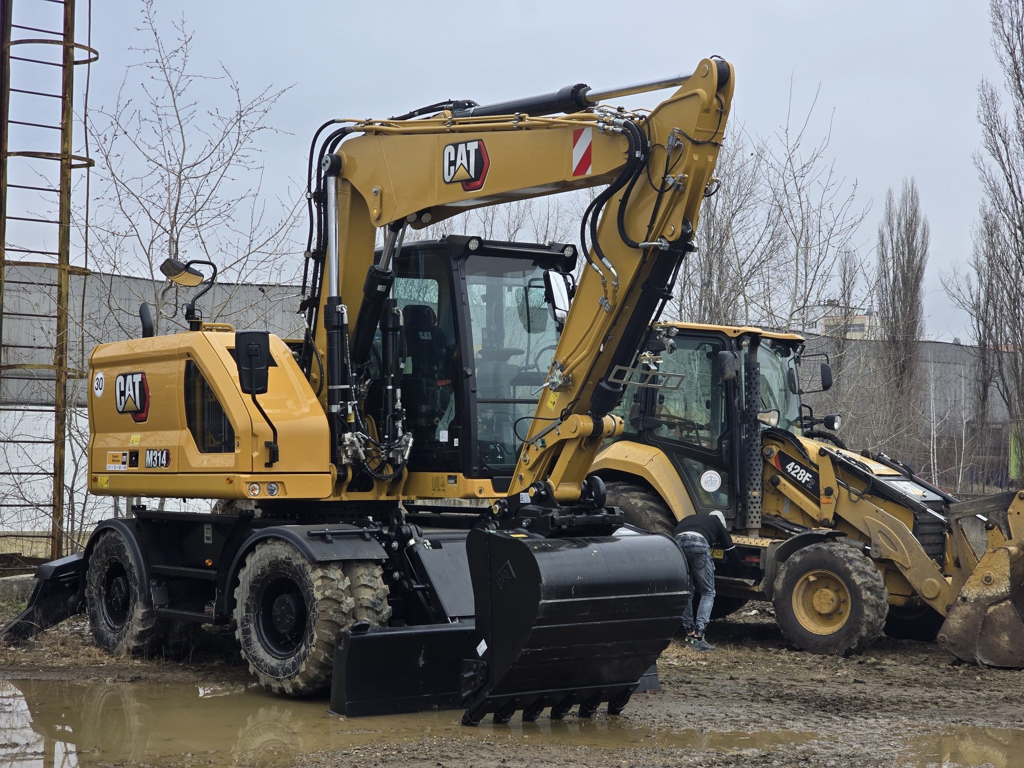 Inchiriez EXCAVATOR pe roti 16 tone