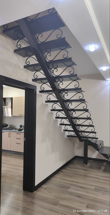 Продам металлическую однокосоурную лестницу