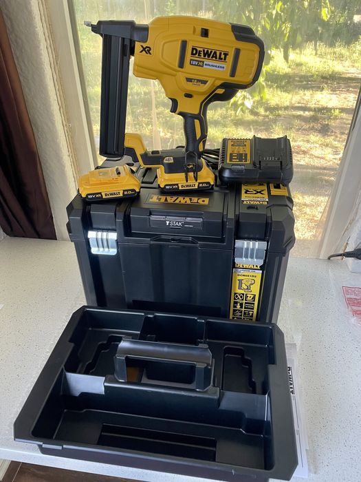 Dewalt DCN 681D2-QW. Pistol Profesional pt Capse Original Nou-nout !