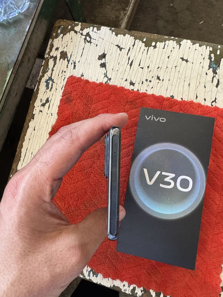 vivo v30 pamit 12.256g holati yengidek karopka ful kamplekt