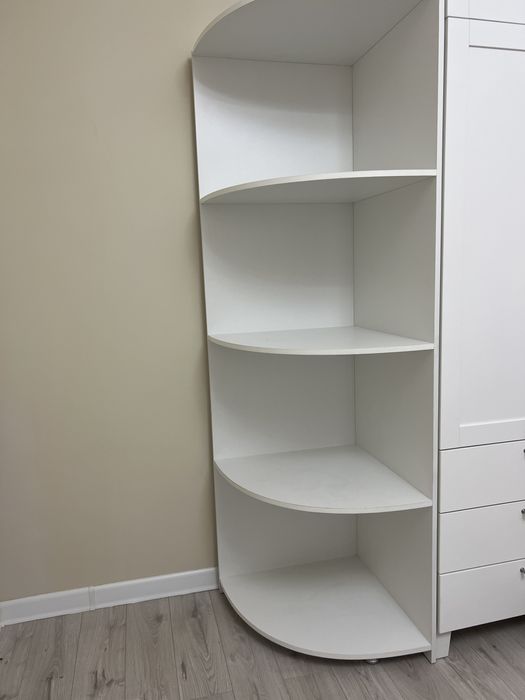 Угловой стеллаж можно использовать для всего