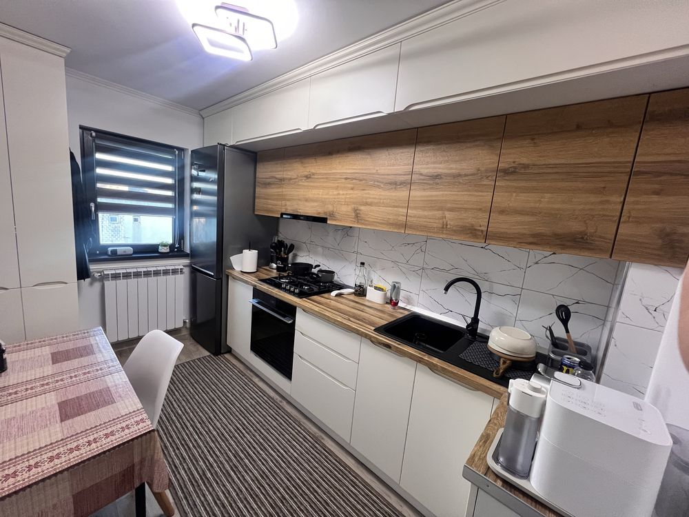 Vand apartament  cu 3 camere zona piata mare