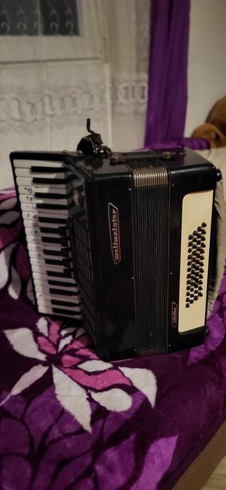 Vând acordeon stella