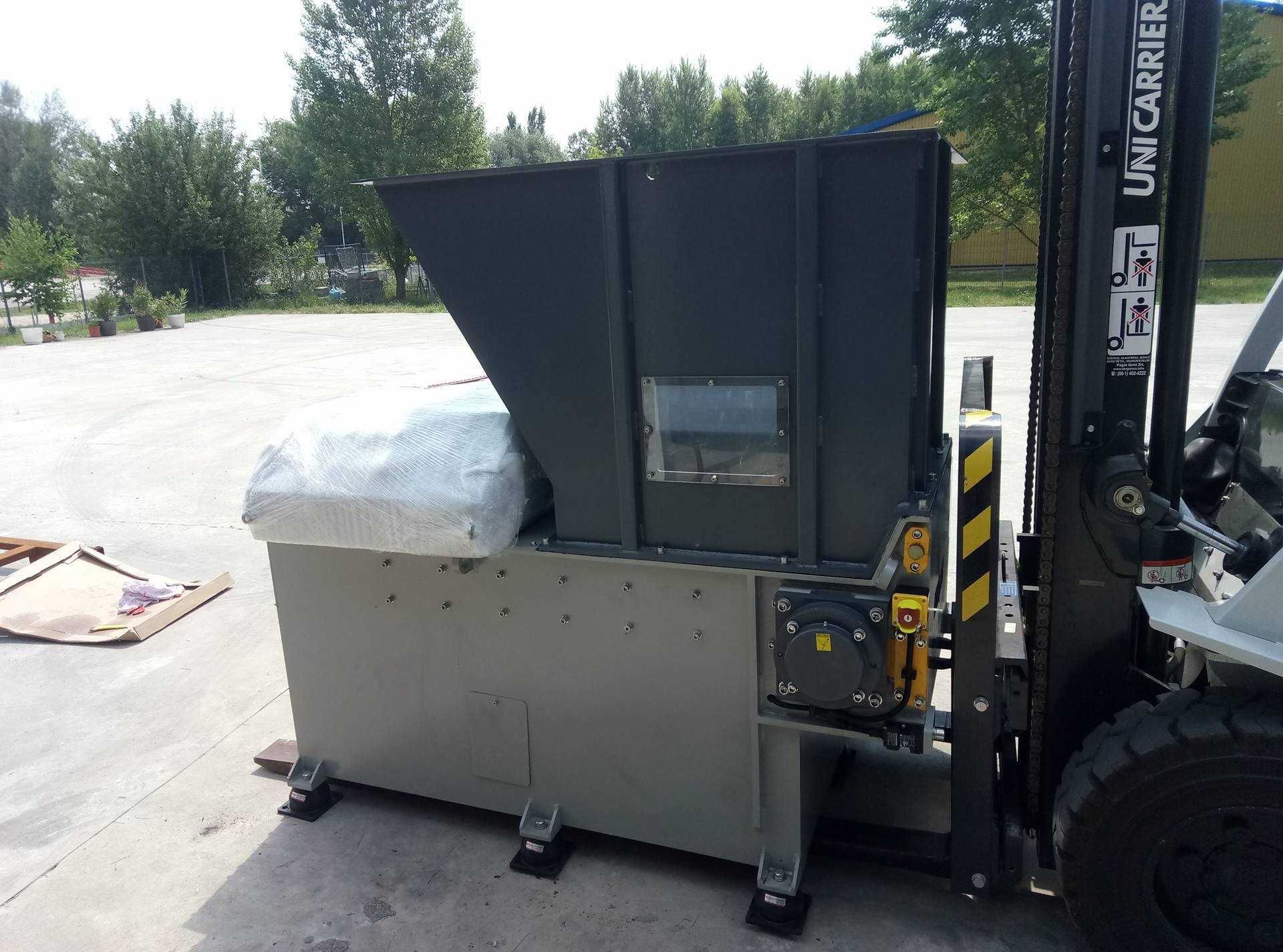 Vindem din stoc  un shredder nou-tocator  universal-  model V-600