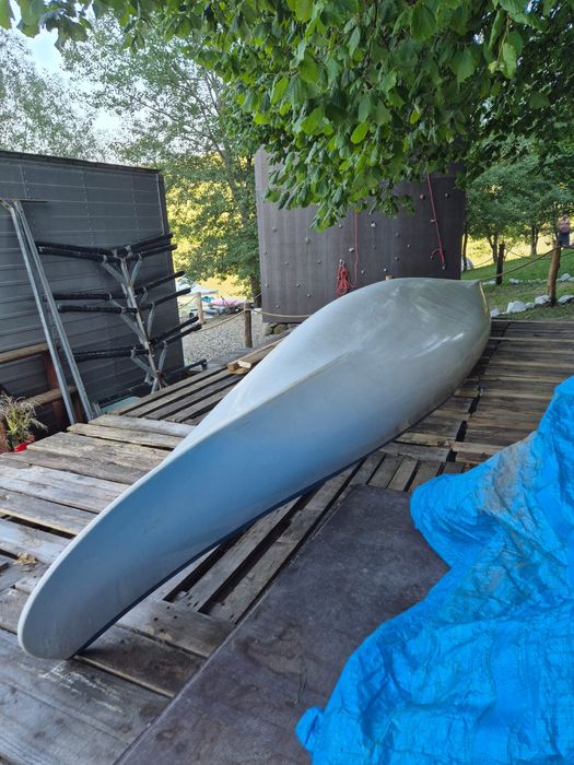 Canoe stabilă și ușor de manevrat – ideală pentru excursii în natură
