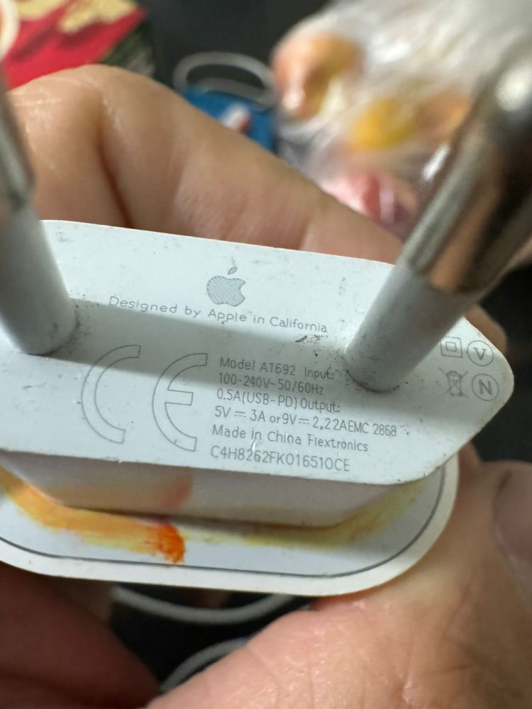 Зарядка на iphone lightning, оригинал, не рабочая.