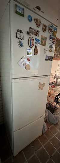 Продается трехкамерный холодильник в рабочем состоянии