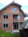 Casa de vanzare in rosu Parter+etaj+mansarda Valea Izei din Maramures
