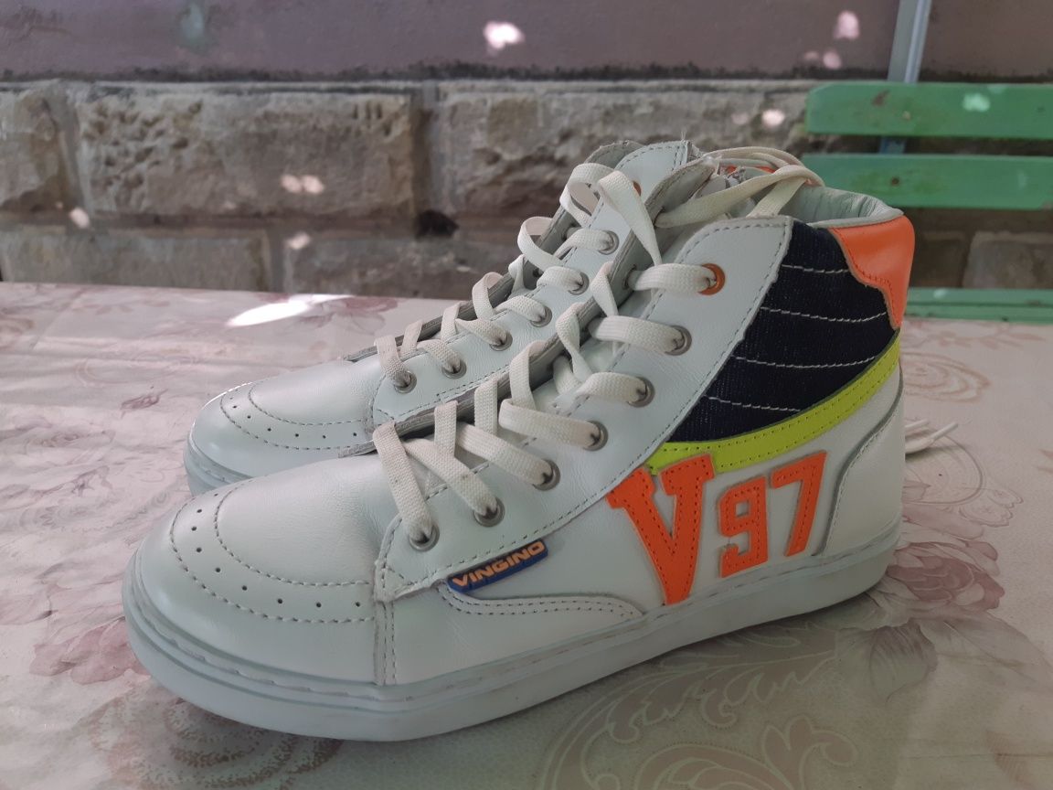Продавам маркови детски кецове VINGINO 97