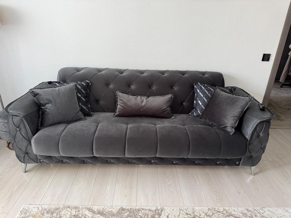 Vând canapea ,făcută la comanda ,stare impecabila