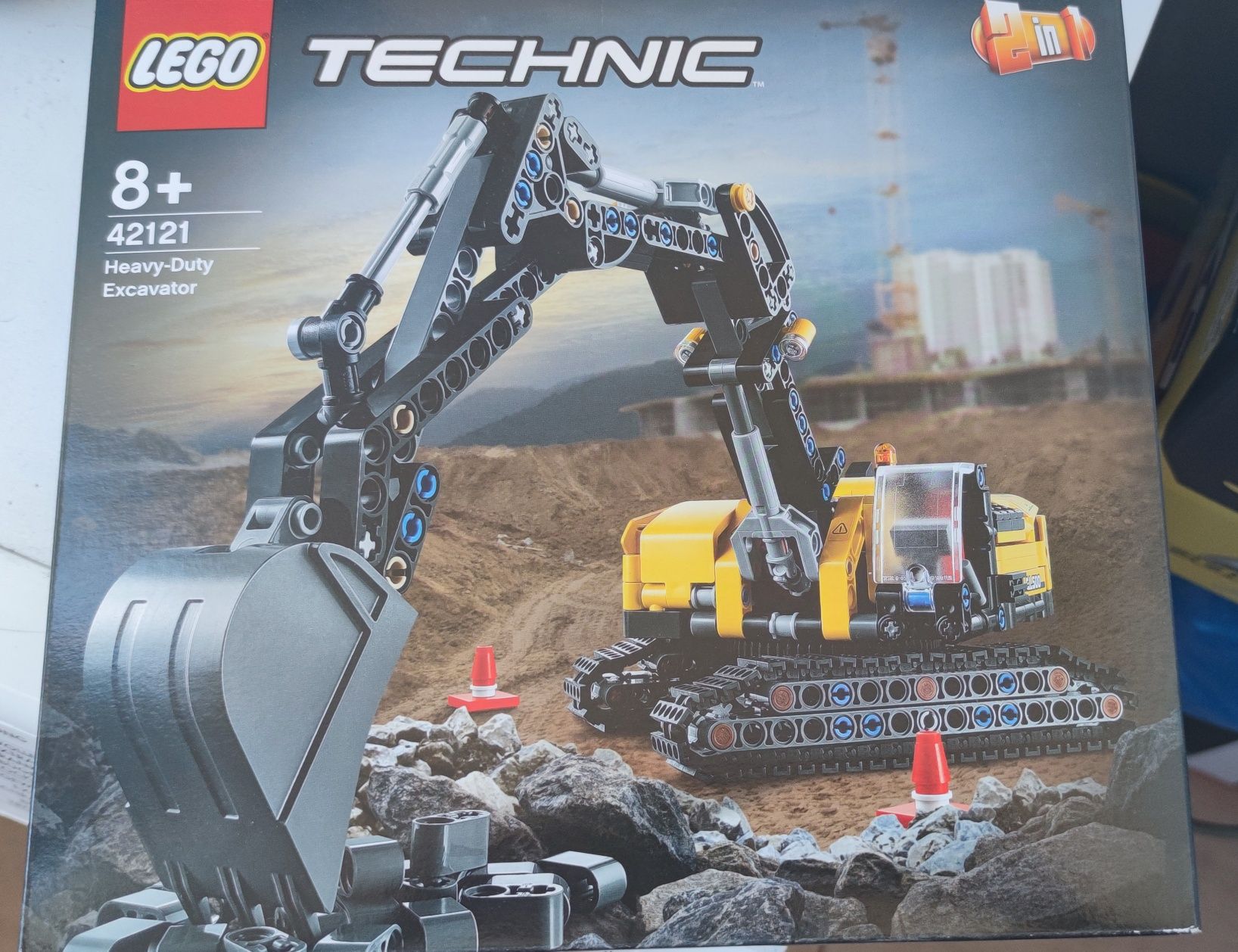 Продавам LEGO Technic Heavy-Duty Excavator 42121