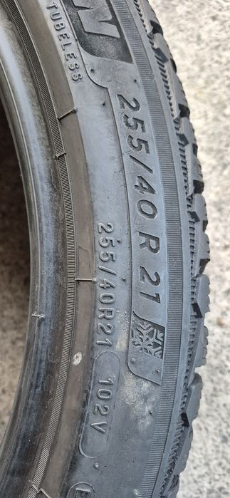 4 anvelope iarna ca si noi Michelin 255/40/21.Pretul este pe bucata.