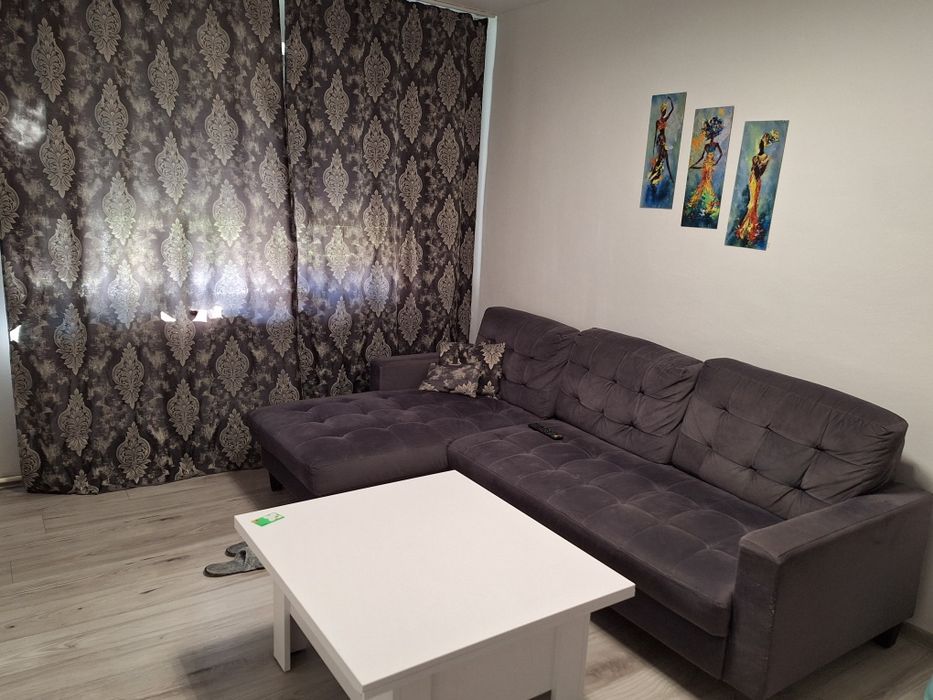 Dau spre inchiriere apartament cu trei camere