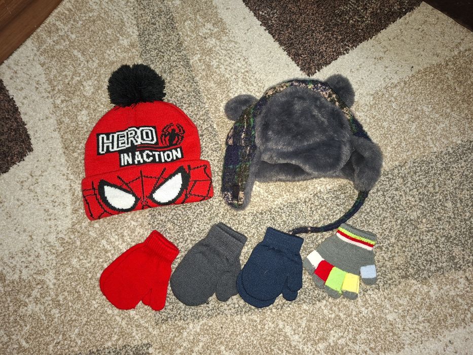 Шапки и ръкавици  размер 12-18м