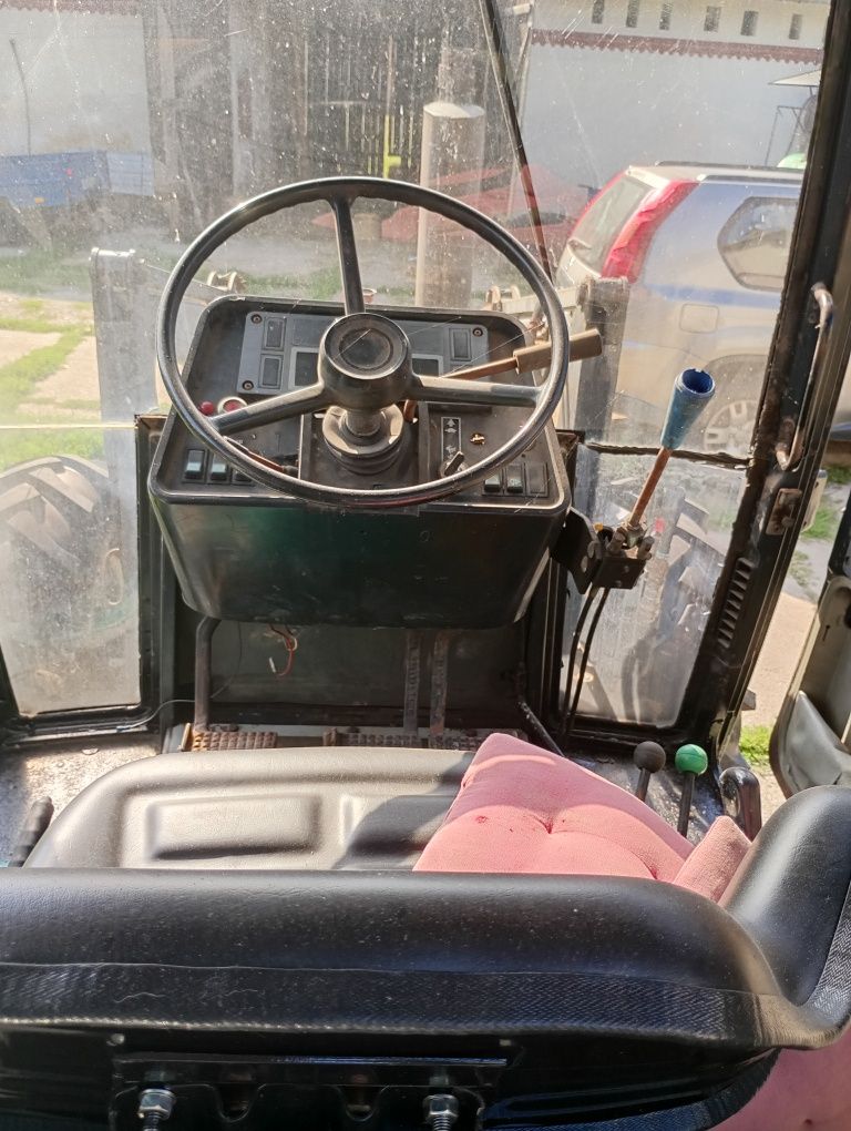 Vând sau schimb Tractor cu încărcător case