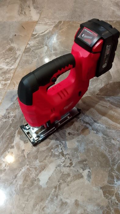 Fierăstrău pendular milwaukee cu baterie de 6A