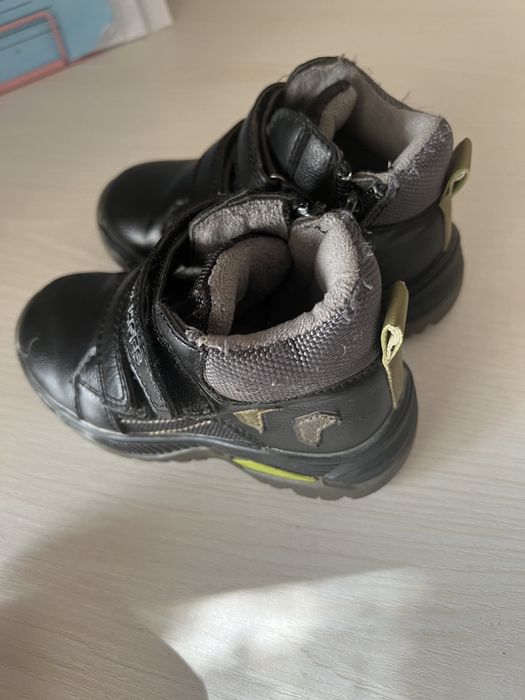 Ботинки на мальчика.24размер