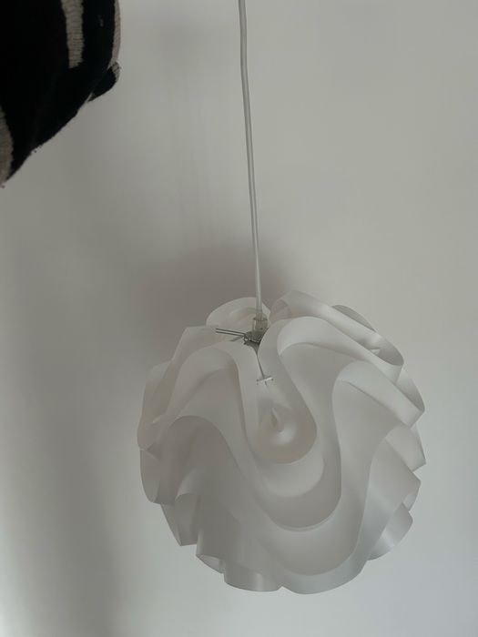 Lampa alba  suspendata