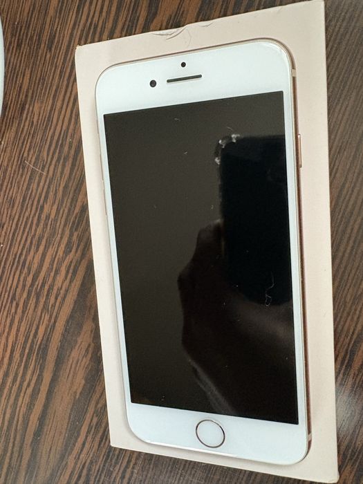 Iphone 8 Rose Gold с зарядно и кутия Дисплея е оригинален