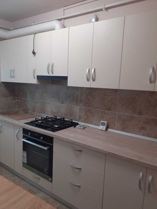 De închiriat  apartament 3 camere  renovat  – doar pe termen lung