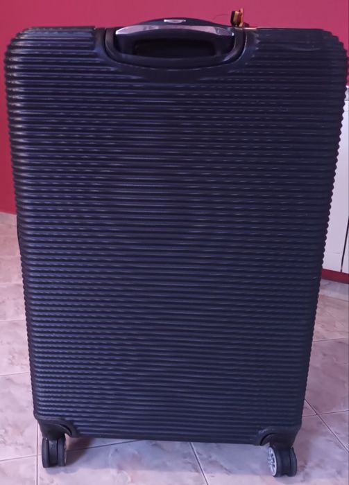 Черен голям куфар на колела