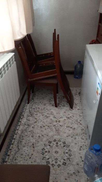 Продам стол и четыре стула