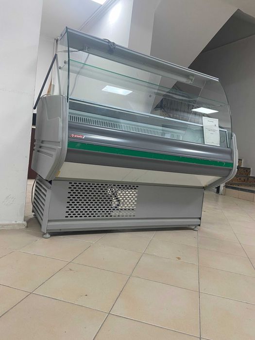 Холодильная витрина для магазинов и общепита.