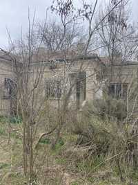 Къща с. Змеево, ст. постройки, на 26 км от Балчик с 5 дка двор и лозе
