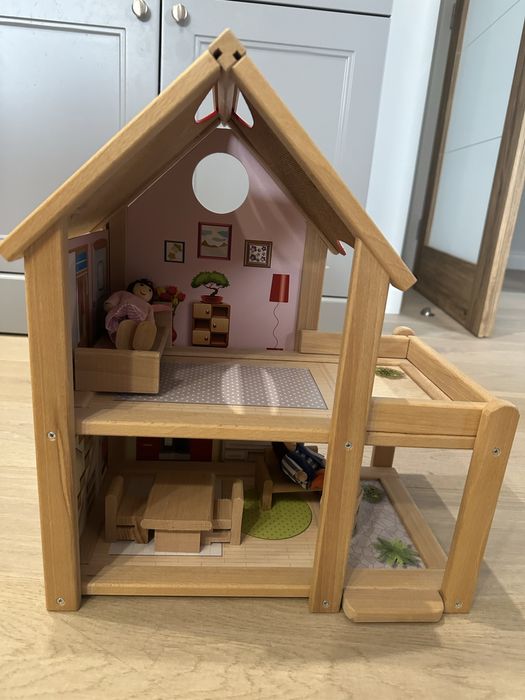 Дървена къща за кукли