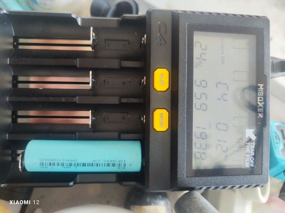 Универсално зарядно устройство Miboxer c4