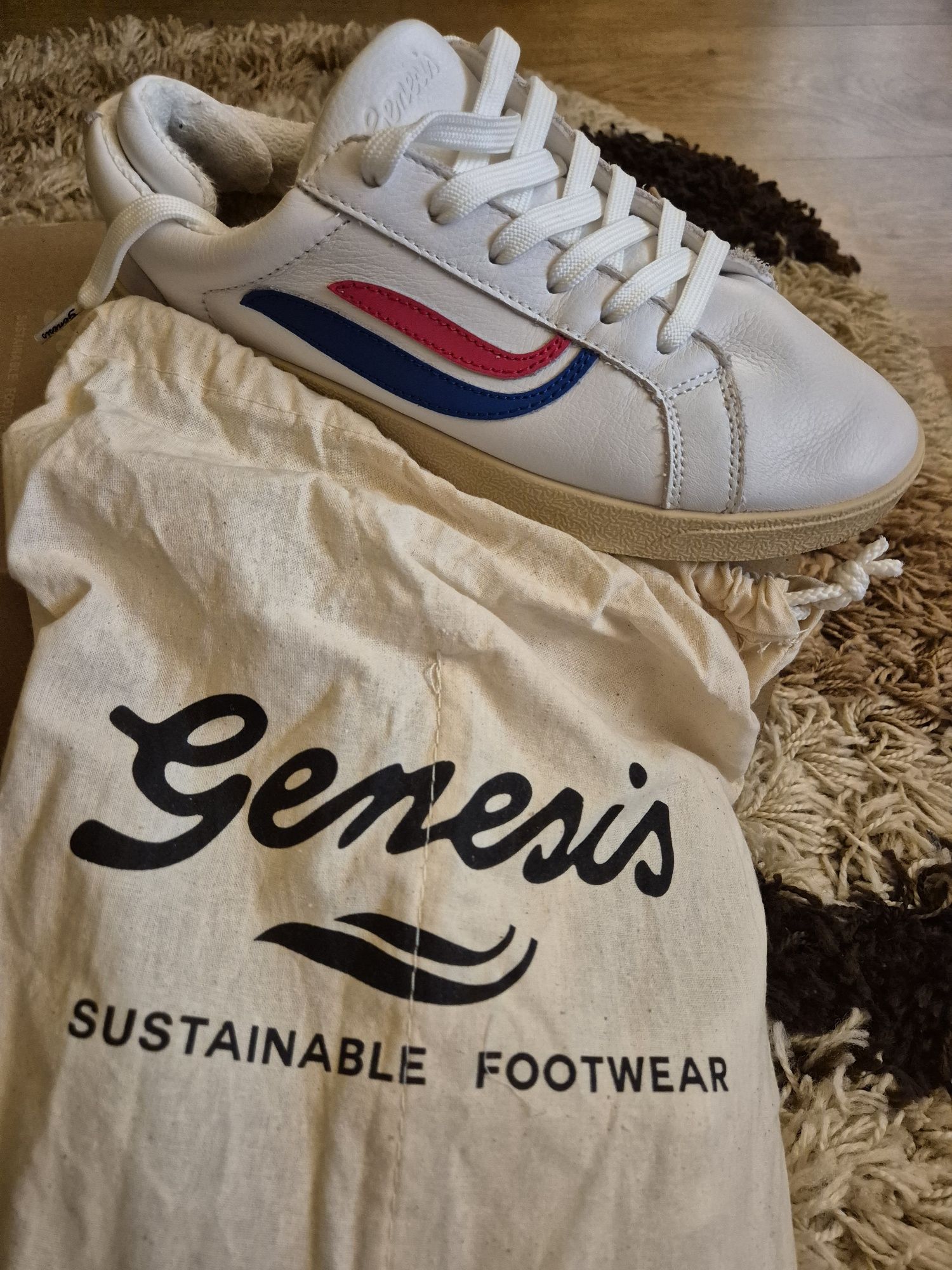 Adidasi Genesis.