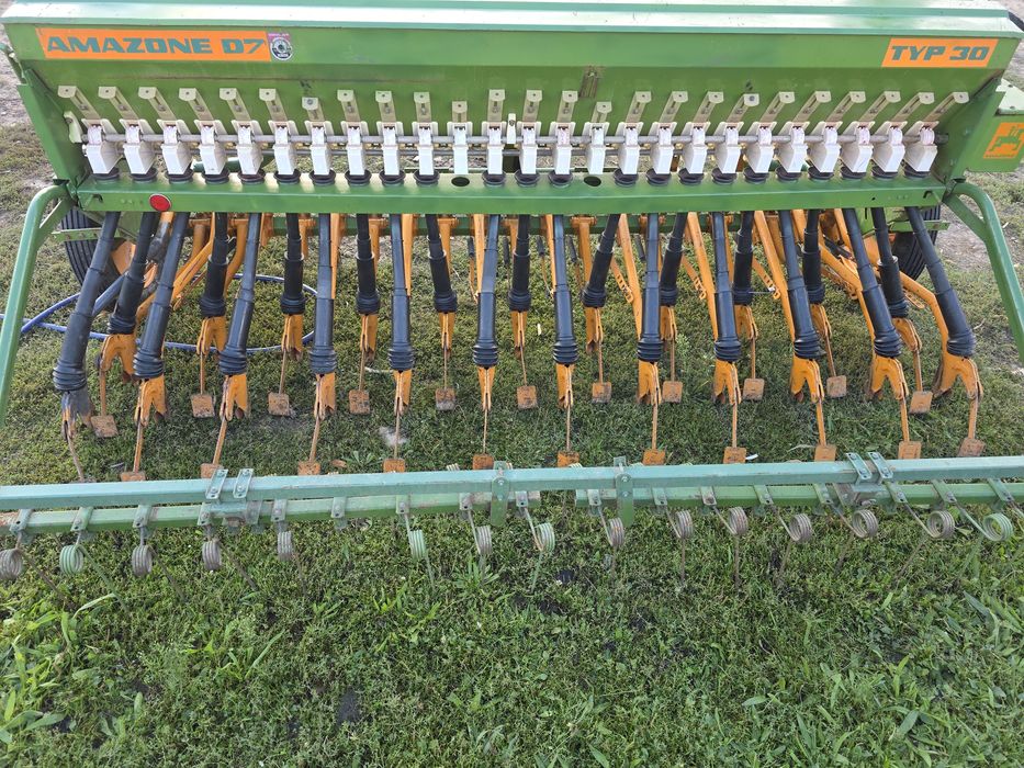 Semanatoare de paioase porumb lucerna 3 m metri Amazone D7