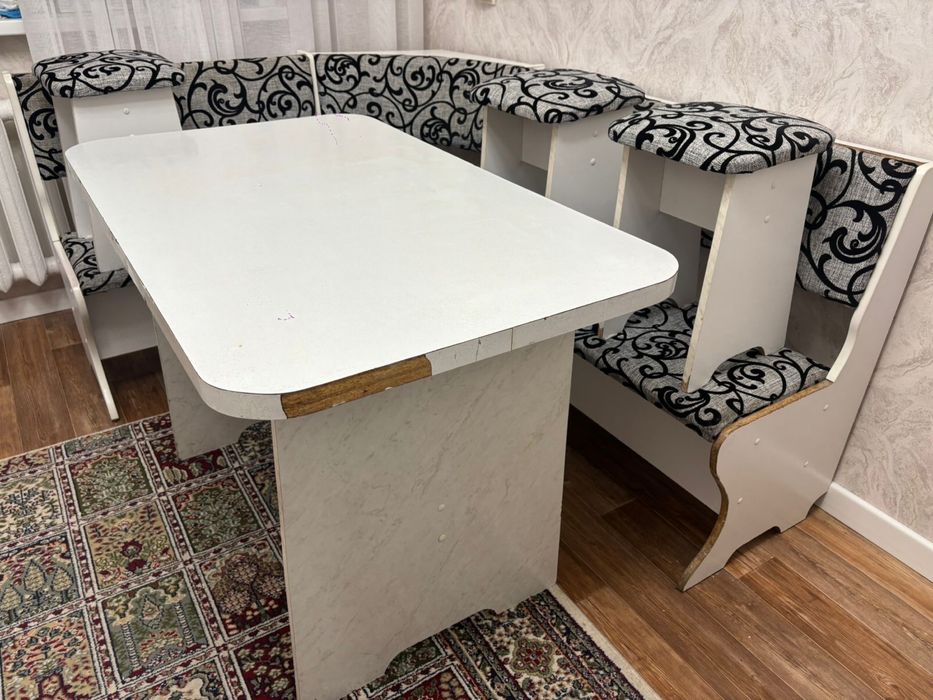 Продам стол с угловым диваном