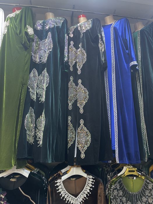 Абая двойка тошлари тикилган куйлаги ичида