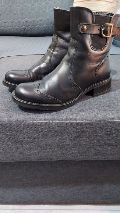 Ghete negre din piele