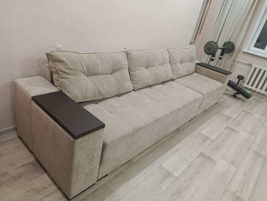 Продам диван разборный длина 3м +пуфик к нему етра