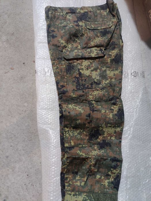 Продавам камуфлажен панталон, мешки, торби, шапка зимна